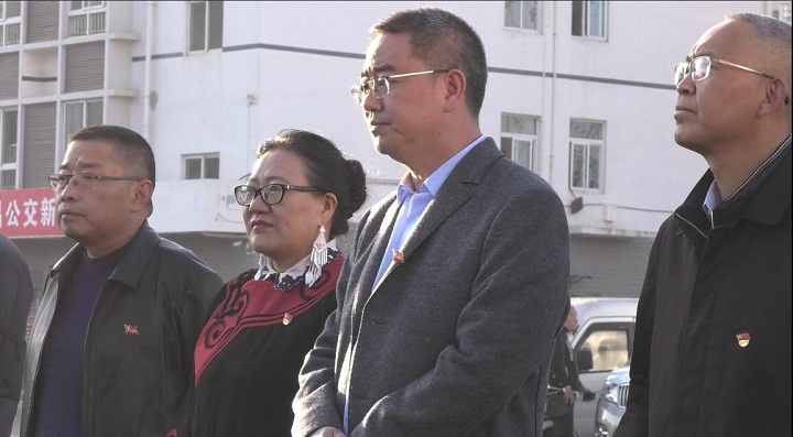 李俊一行,代表在家四大班子领导,向春假期间依然坚守在公路运输第一线